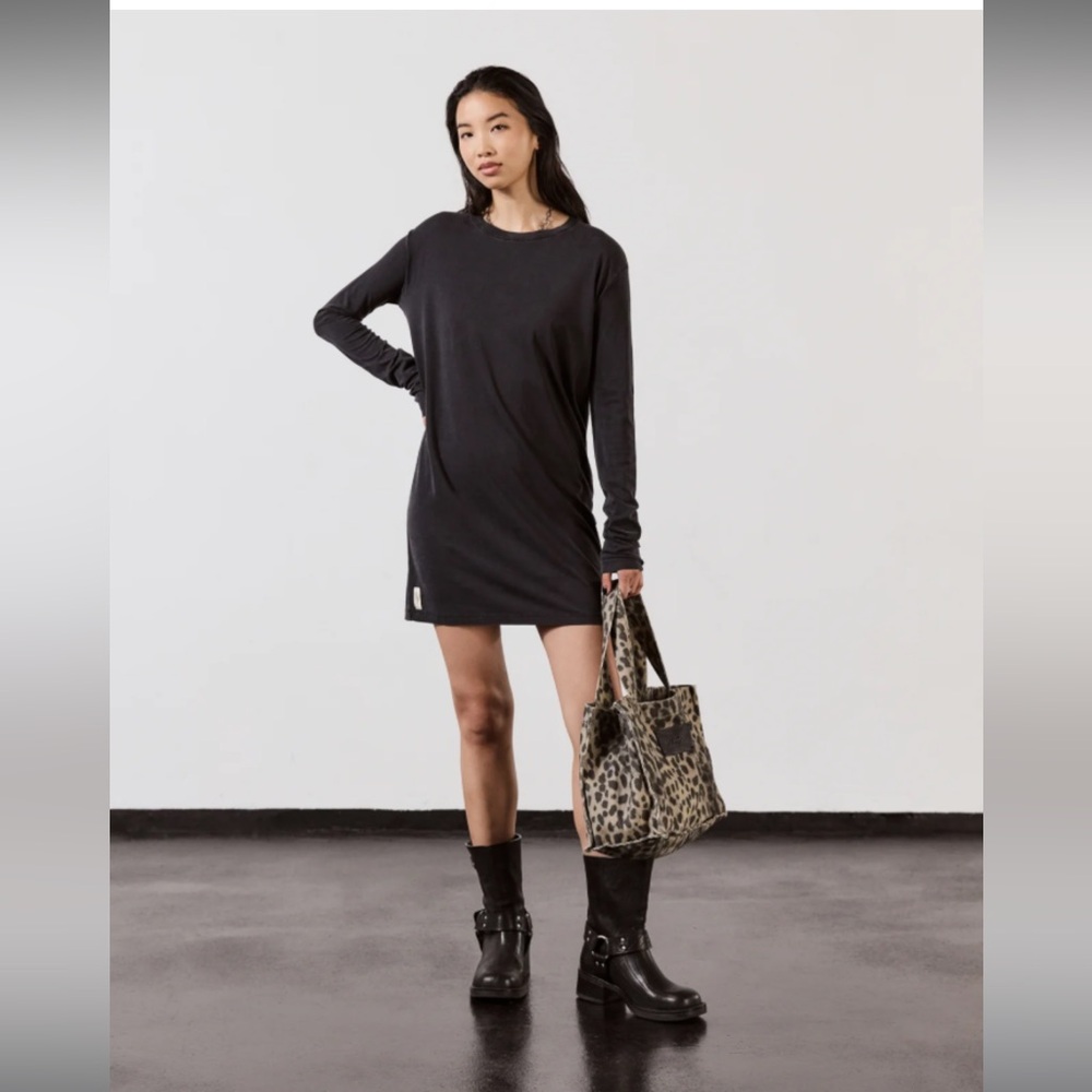THE DARK SHORT LONGSLEEVE DRESS size M